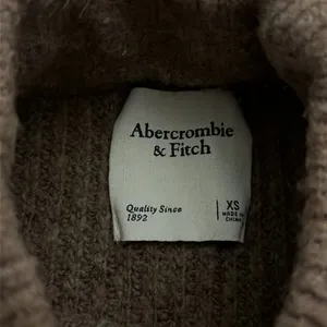 Abercrombie & Fitch brown sweater thumbnail 2