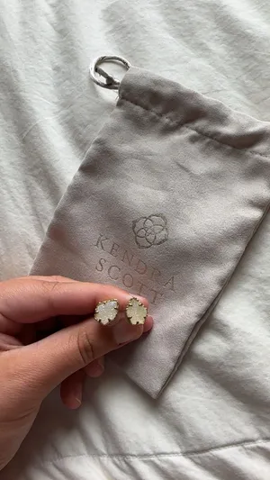 Kendra Scott Earrings thumbnail 1
