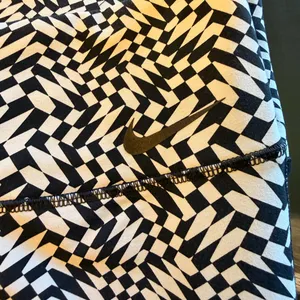 Nike Dri-FIT Pattern Leggings Medium thumbnail 3