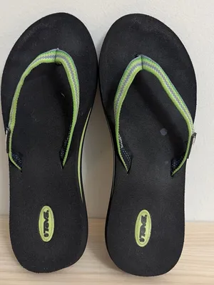 Teva women’s black/green flip flops size 6 thumbnail 1