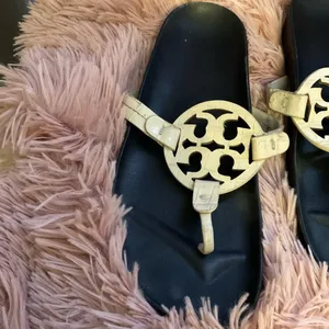 Tory Burch Black & Cream Leather Logo Thong Sandals Size 7M thumbnail 3