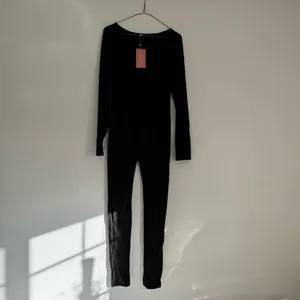 NWT Black stretchy jumpsuit in size large with thumb holes thumbnail 2