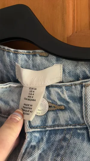 H&M High-Waisted Jeans thumbnail 3