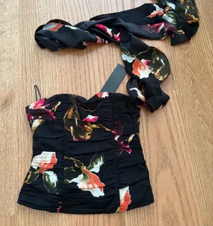 Lioness top with scarf thumbnail 1