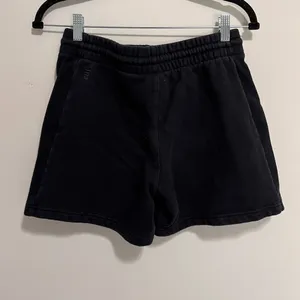 Aritzia TNA Black Cozy Fleece Sweatshorts Drawstring Pockets Women’s Sz S EUC thumbnail 4