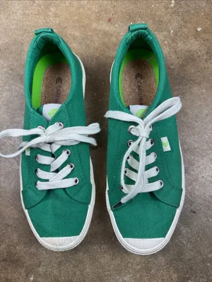 Cariuma Green Canvas Low-Top Sneakers with White Laces Size: 9 thumbnail 1