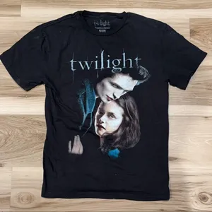 Twilight Edward Bella Short Sleeve Shirt Women’s Medium Y2K thumbnail 1