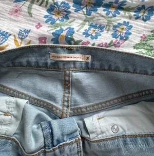 Levi’s Mom Shorts Light Wash High-Waisted thumbnail 3
