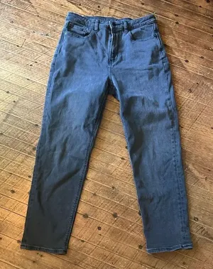 American Eagle black distressed size 6 short Mom jeans thumbnail 1