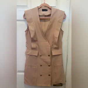 Pretty Little Thing NUDE SLEEVELESS GOLD BUTTON DETAIL BLAZER DRESS thumbnail 2
