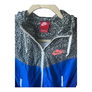 Nike Windrunner with a retro blue color-block design Nike Blue and Black thumbnail 2