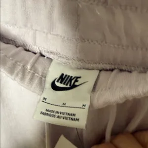 NWT Nike standard fit high rise light purple jogger sweatpants sz M thumbnail 4