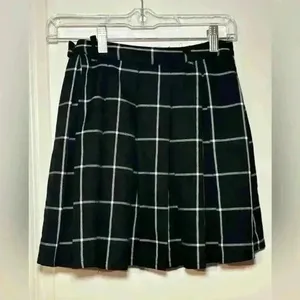 Hot Topic Black & White Plaid Pleated Skirt. Size XS. thumbnail 3
