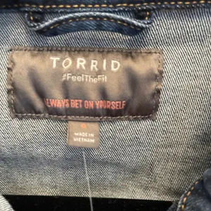 Torrid Denim Fitted Trucker Jacket Kalahari Wash Blue Jean 0 L 12 Western‎ NWT thumbnail 4