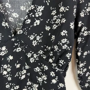 Reformation Black Floral Tie Back Babydoll Blouse Medium Lightweight‎ Feminine thumbnail 2