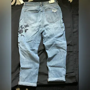 PacSun Black Rose Embroidered Distressed Women's Mom Denim Jeans SZ 29 Brand New thumbnail 2