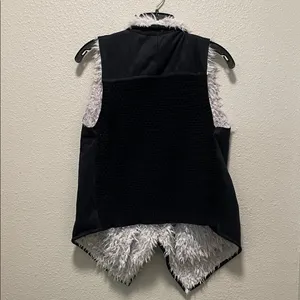 Fate Textured Black Vest with White Faux Fur Lining thumbnail 5
