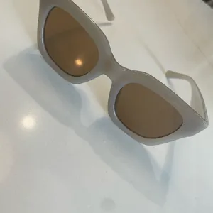LIKE NEW Beige Tan Square Shaped Women's Sunglasses thumbnail 8