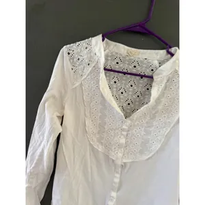 Tiny Anthropologie White Eyelet Lace Button Front Long Sleeve Blouse Top Medium thumbnail 2