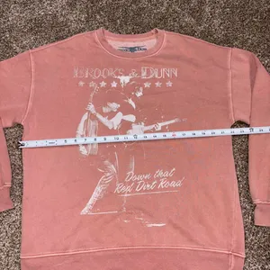 Brooks & Dunn crewneck sweatshirt 'Down that Red Dirt Road'. thumbnail 5