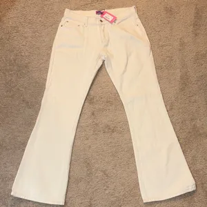 Edikted Low Rise Flare Cream Jeans thumbnail 1