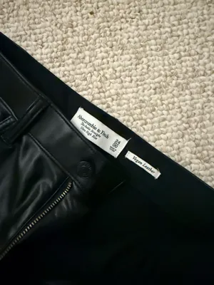 Abercrombie High-Rise Ankle Straight Vegan Leather Ultra thumbnail 3