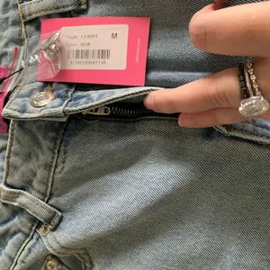 Women’s Medium EDIKTED Raelynn Washed Low Rise Baggy Jeans Light Blue NWT thumbnail 5