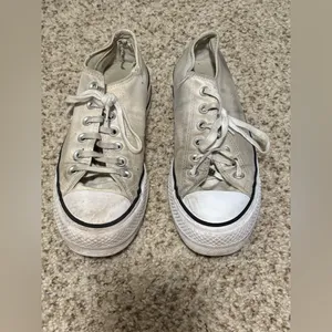 (Converse) Chuck Taylor Platform Low Tops: Size 8W or 6.5M thumbnail 2