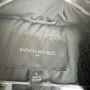 Banana Republic Black Puffer Vest‎ Women's Size Small Faux Fur Hood Ski Outdoor thumbnail 8
