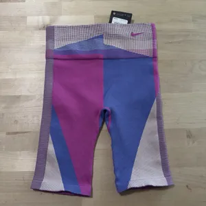 Nike Sculpt Icon Clash Seamless 8" Training Shorts Women's‎ Small Fire Pink NWT thumbnail 3