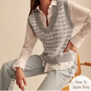 Abercrombie & Fitch Gray Houndstooth Knit Sweater Vest Size Small EUC thumbnail 2