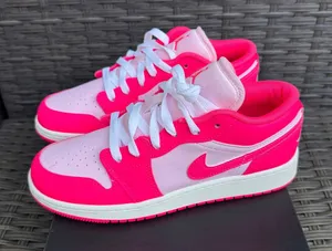 Air Jordan 1 Low GS Pink Foam Hyper Pink 5.5Y/7W thumbnail 1