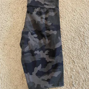 Wild Fable Gray/Back Camouflage Biker Shorts thumbnail 4