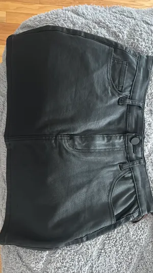 Low-Rise Mini Edikted Carly Skirt thumbnail 3
