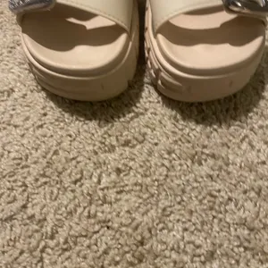 New Without Tag Beige Rubber Ssndals Size 6.5 thumbnail 7