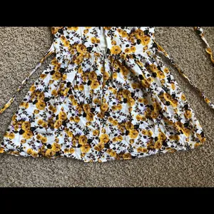 Forever 21 sunflower Floral dress Sz M thumbnail 7