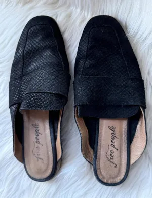 Free People Black Textured Leather Mules thumbnail 1