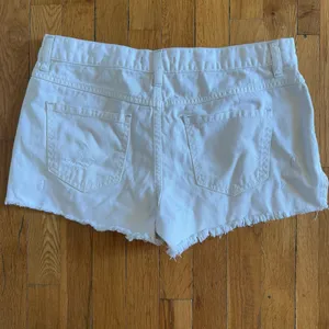 FREE PEOPLE Button Fly White Shorts Distressed Raw Hem Denim size‎ 29 thumbnail 2