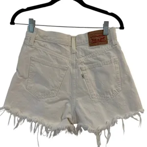Levi's High Waisted Ripped Mom Shorts Jeans Fray Hem White Women's Size 26 thumbnail 3