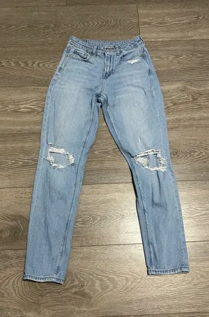 American Eagle Ripped Mom Jeans High-Rise thumbnail 1