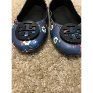 Tory Burch Minnie Travel Ballet Flats Navy Blue Floral Leather Logo Shoes 7 thumbnail 6