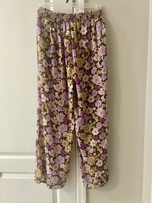 Le Lis Retro Floral Off-Shoulder Crop Top & Wide Leg Pants Two-Piece Set thumbnail 9