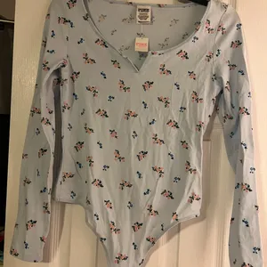 NWT Pink floral bodysuit long sleeve tee size small thumbnail 1