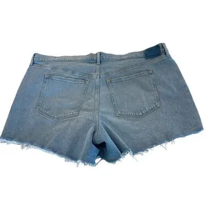 Abercrombie & Fitch The 4” Mom Short High Rise‎ in 36/ 22 thumbnail 2