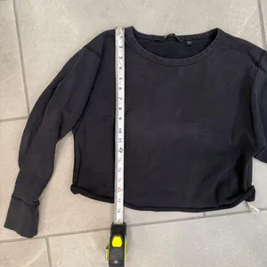 Athleta black cropped crew sweatshirt in size M thumbnail 6