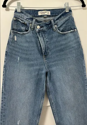 Abercrombie ‘The ‘90s Straight Ultra High Rise Jeans size 24L thumbnail 1