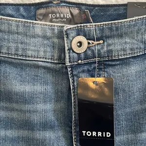 Torrid 5 INCH VINTAGE STRETCH MID-RISE SHORT SIZE 26 thumbnail 7