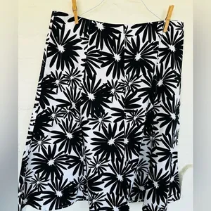 I.e. VTG Black & White Floral 100% Cotton Skirt Soft See Photos Has A‎ Snag. New thumbnail 5