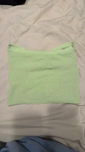 Smal green crop top thumbnail 2