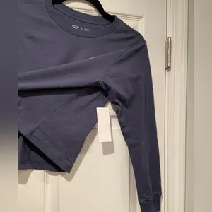 NWT Roxy Size XS Blue Crew Neck Long Sleeve Logo Cropped Tee Shirt Surf Beach 90 thumbnail 5